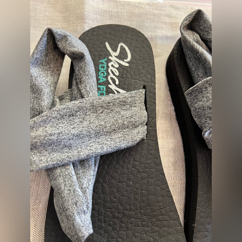 Sketchers Yoga Sandals - Size 8.5 - Picture 2 of 6